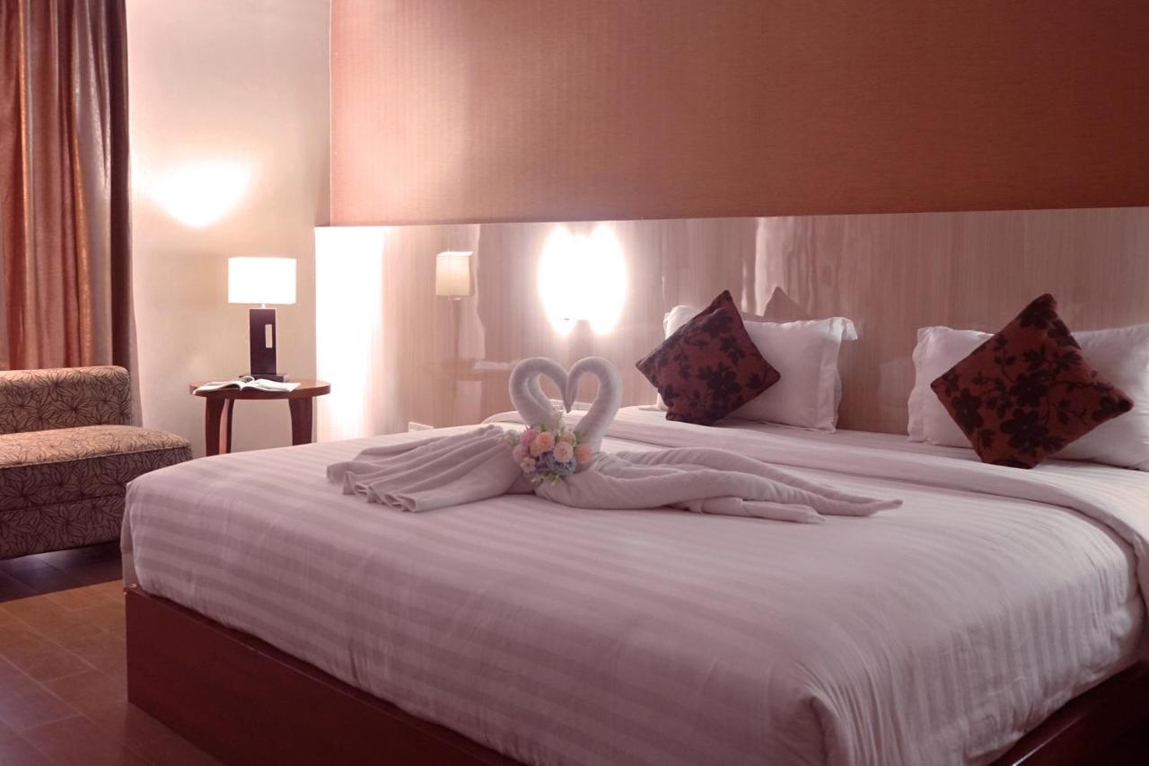 Grand Hatika Hotel Tanjung Pandan Exterior foto