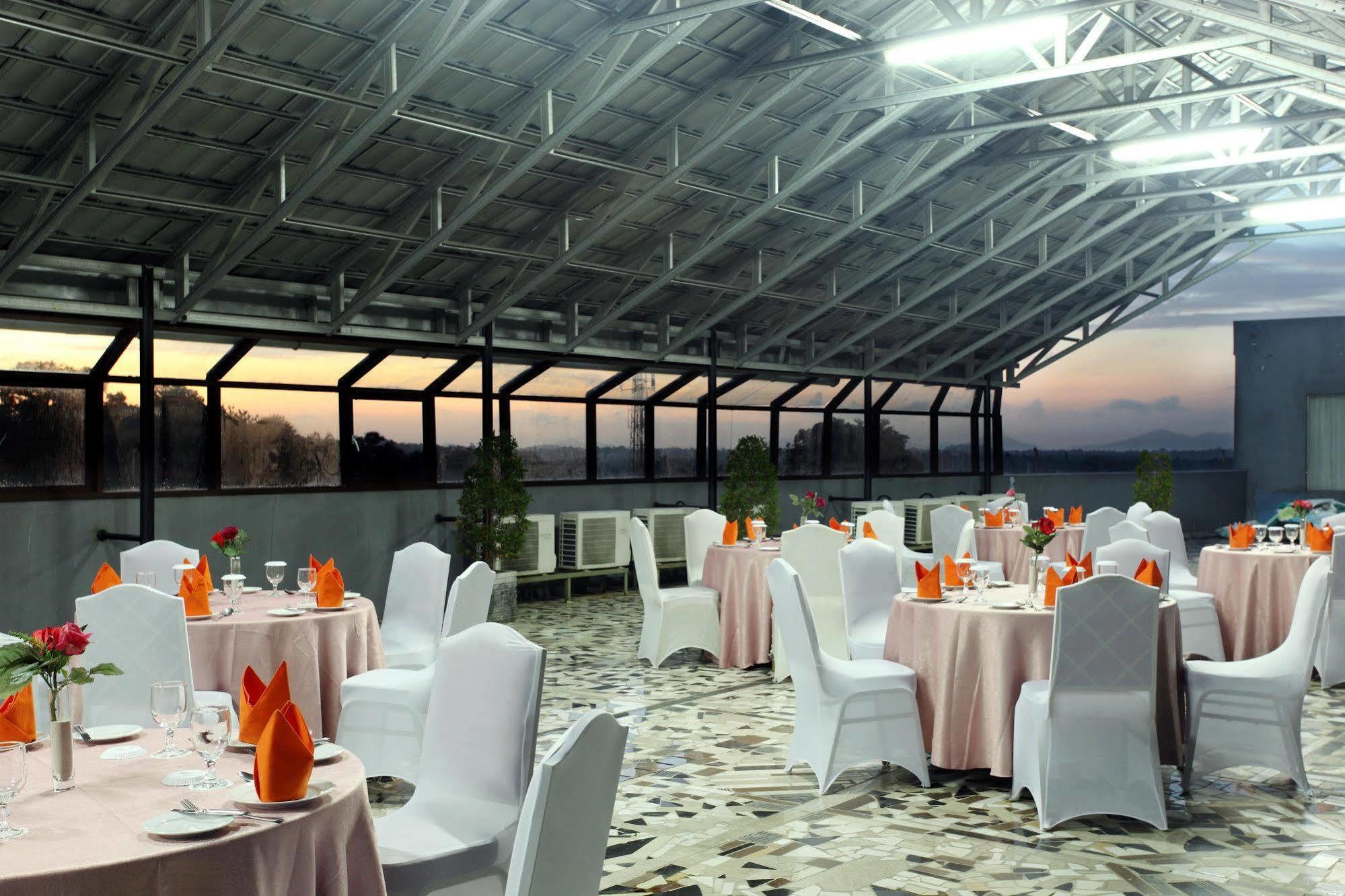 Grand Hatika Hotel Tanjung Pandan Exterior foto
