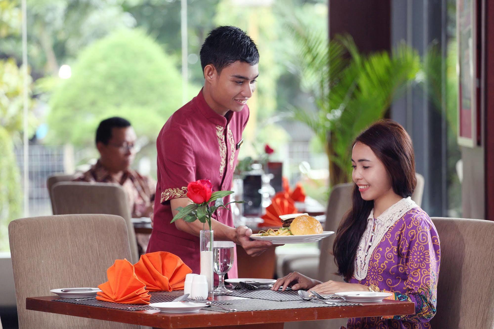 Grand Hatika Hotel Tanjung Pandan Exterior foto